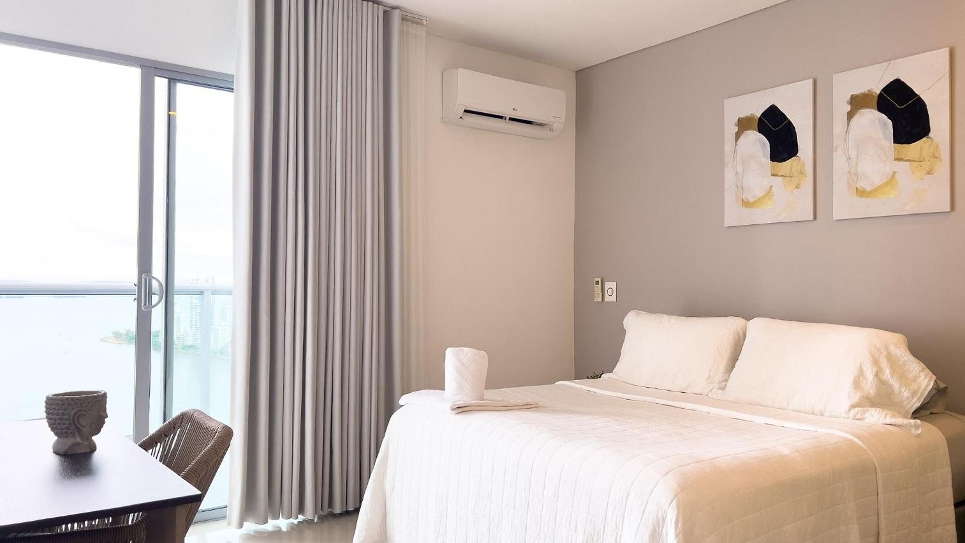 29th Floor And Bay View-pool * Cartagena